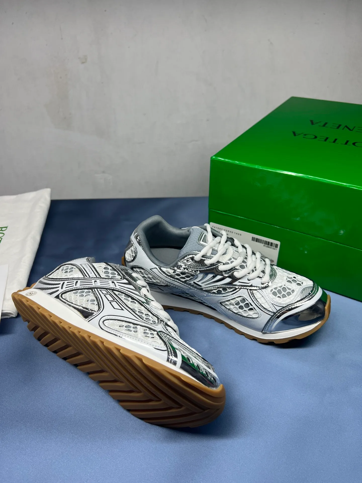👟👟Ex-factory price 600👟👟 Men's size +10 Real photos 🔥🔥BV Orbit sneakers Wang Yibo's same style couple's dad shoes Runner sneakers, made of lightweight technical mesh fabric. Matched with geometric pattern designed rubber outsole Wang Zha series high version Look for the package craftsmanship The actual height is much higher, but the legs are still slim. Very nice and playable and durable Matching to the standard 💯 Package shoe technology Look for the high version The outsole is made of color-blocked TPU outsole Women's model 35 36 37 38 39 40 41 (40 41 customized) Men's model 39 40 41 42 43 44 45. (Customized size 45) (Customer logo can be accepted without refund or exchange at a favorable price) Equipped with original packaging